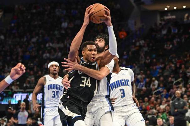 Giannis es detenido por la marca del Magic (Reuters)