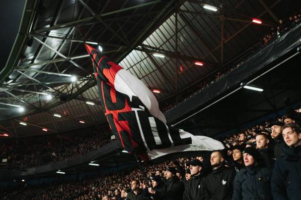 Aficionados ondean una bandera gigante en De Kuip (@Feyenoord)