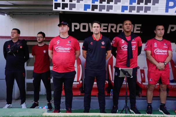 Beñat San José, junto a su cuerpo técnico (Imago7)