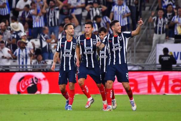 Lucas Ocampos festeja con sus compañeros (Imago7)