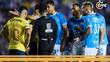 Willer Ditta y jugadores de Cruz Azul reclaman al árbitro (Mexsport)