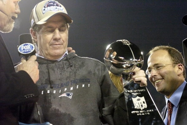 Bill Belichick con su tercer trofeo Vince Lombardi en el SB