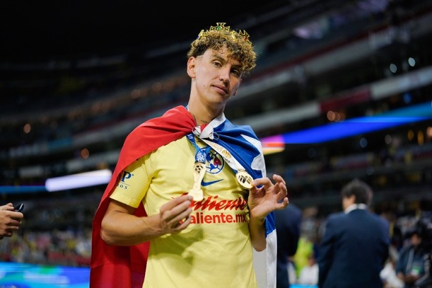 Lichnovsky presume su medalla de campeón con América (Imago7)