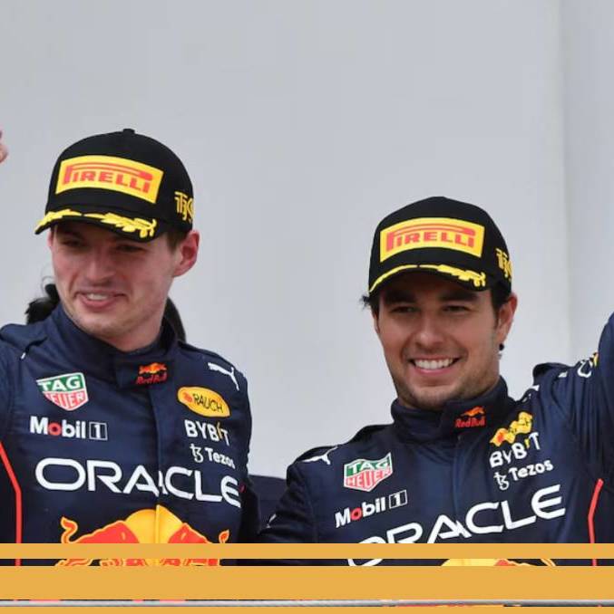 Verstappen y Checo durante un triunfo en la F1 (Reuters)