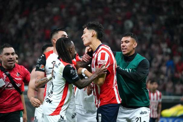 Chiquete, en un conato de bronca durante el último Clásico Tapatío (Imago7)