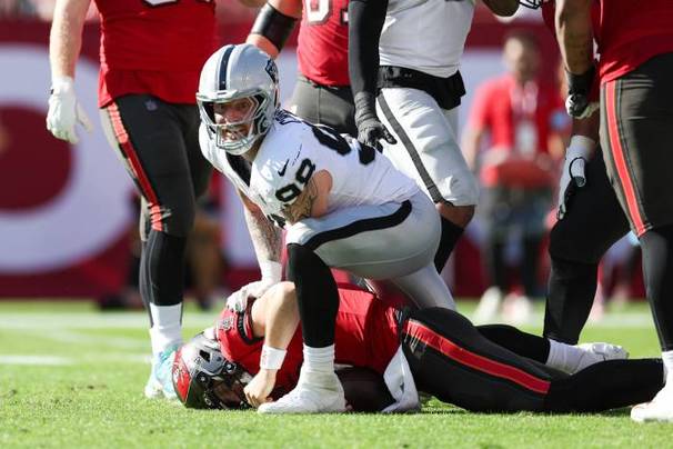Crosby tras una captura a Baker Mayfield (Reuters)