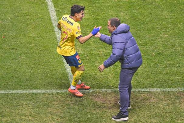 Jardine felicita a Zendejas en la Final de Ida (Imago7)
