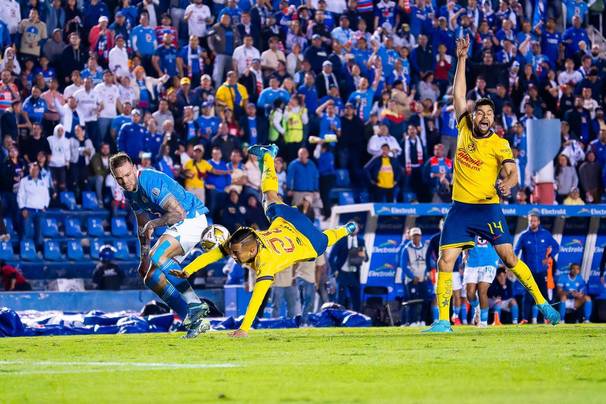 Rotondi comete la falta contra Erick Sánchez para el penal (Imago7)
