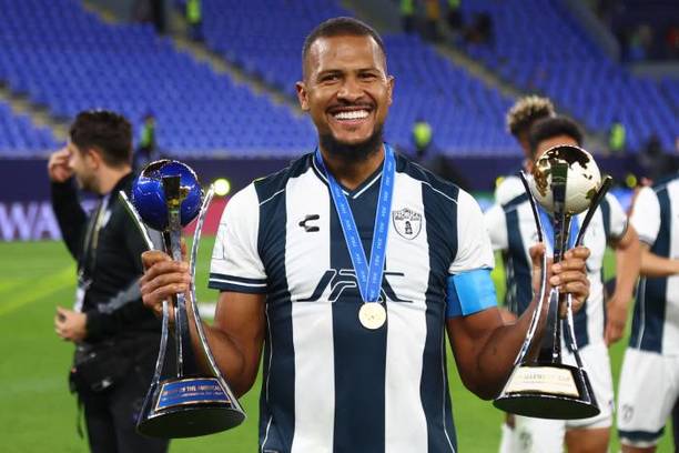 Salomón Rondón presume los trofeos del Pachuca en la Copa Intercontinental (AFP)