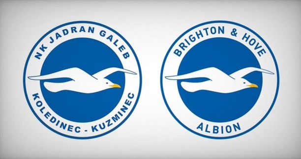 Similitud de escudos entre el Brighton y Jadran-Galeb