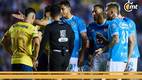 Willer Ditta y jugadores de Cruz Azul reclaman al árbitro (Mexsport)