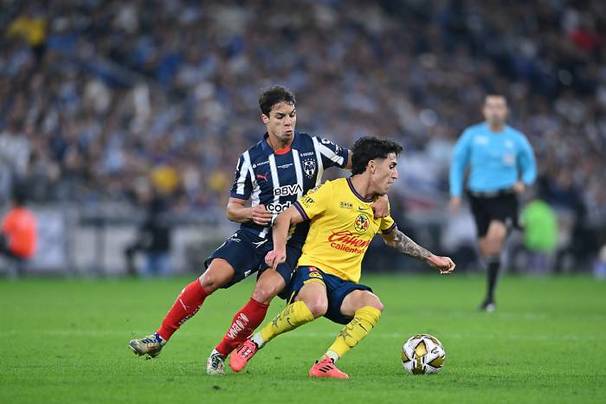 Batalla por el balón en la Final de la Liga MX (Imago7)