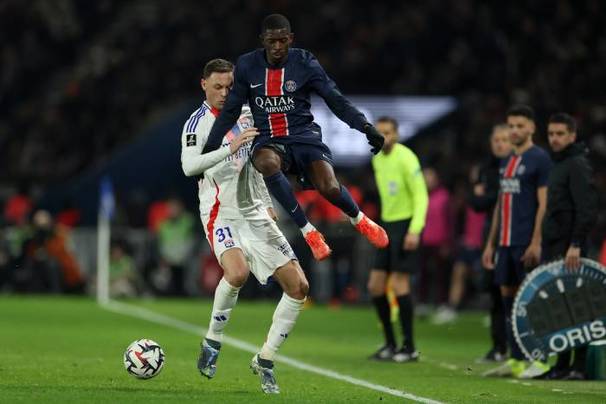 Dembele pelea el balón en suelo parisino (Reuters)