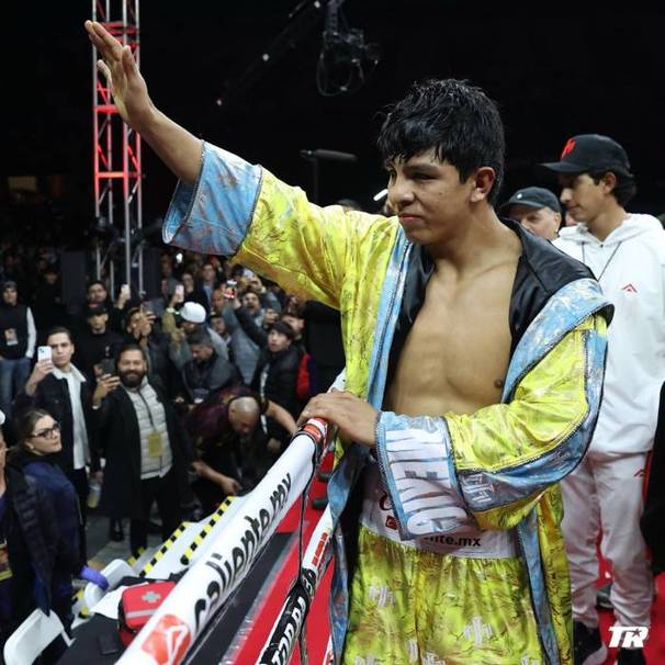 Munguía agradece a los fans en Tijuana (@trboxeo)