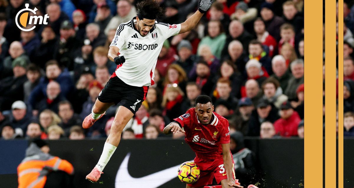 Raúl Jiménez tuvo pocas ocasiones frente al marco del Liverpool (Reuters)