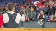 Santi Giménez hace llorar a una fan de Feyenoord (Foto: Captura)