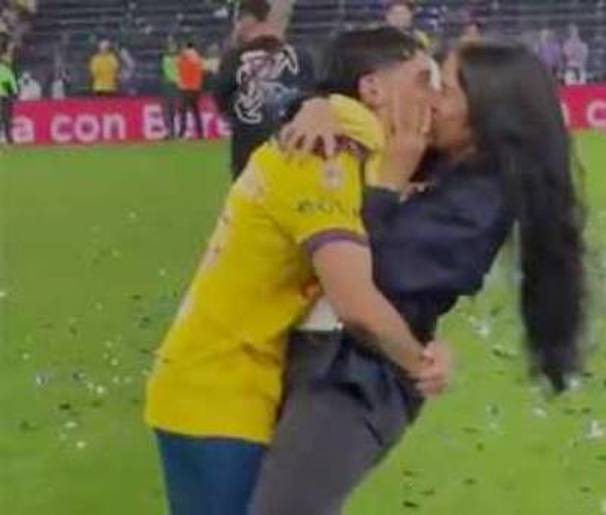 Beso de Zendejas y Enciso en el Estadio BBVA (Captura)