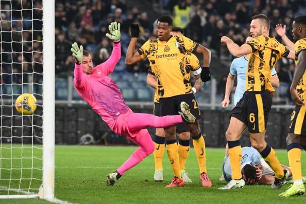 Dumfries y De Vrij observa un tanto del Inter a Lazio (AFP)