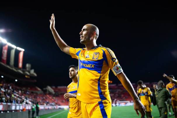 Guido Pizarro saluda a la afición de Tigres (Imago7)
