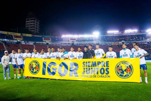 Manta de apoyo del América a Lichnovsky (Imago7)