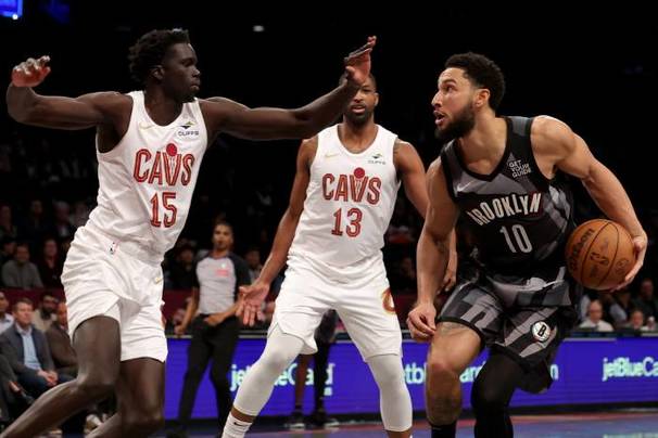 Ben Simmons intenta desequilibrar a la defensa visitante (Reuters)