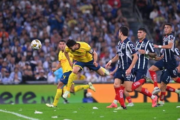 Henry Martín cabecea en la Final ante Rayados (Imago7)