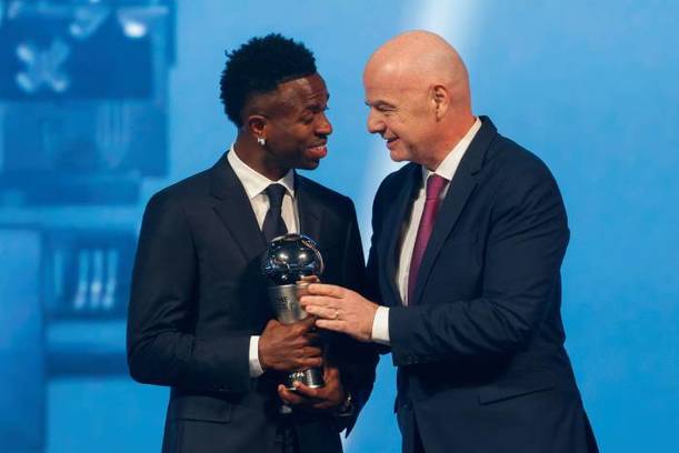 Vinicius Jr. recibe su premio de manos de Infantino (AFP)