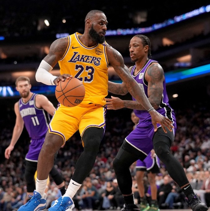 Lebron James en el partido contra Sacramento Kings (Foto: Reuters)