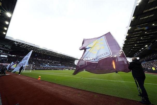 Bandera de Aston Villa en Villa Park (EFE)