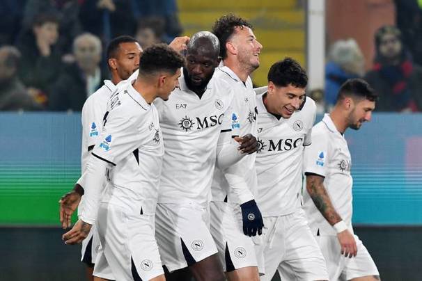 Jugadores del Napoli celebran un gol ante Genoa (Reuters)