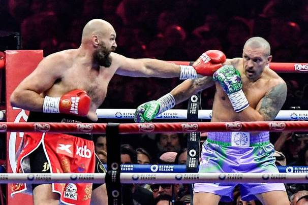 Fury intenta un golpe ante Usyk (AFP)