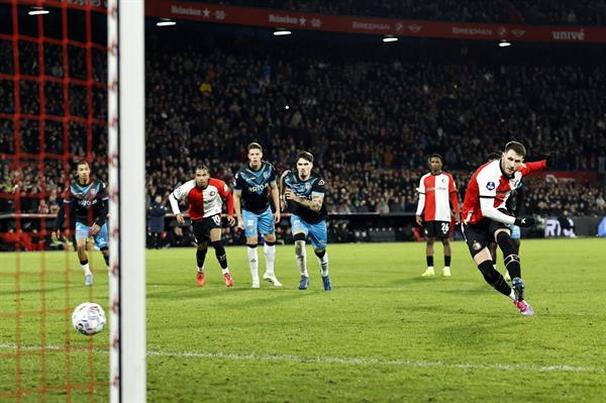 Giménez cobra un penal con Feyenoord (EFE)
