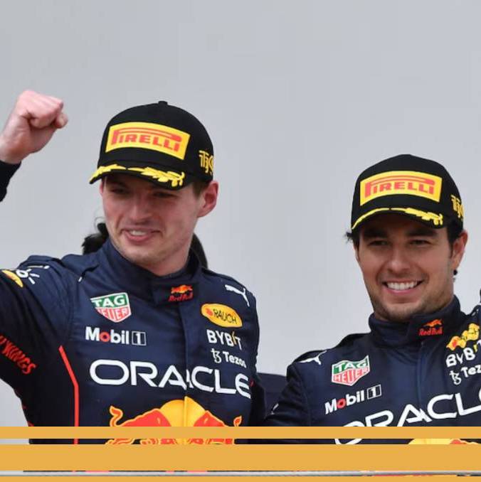 Verstappen y Checo durante un triunfo en la F1 (Reuters)