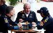 Checo Pérez platica con Helmut Marko y Christian Horner (Reuters)