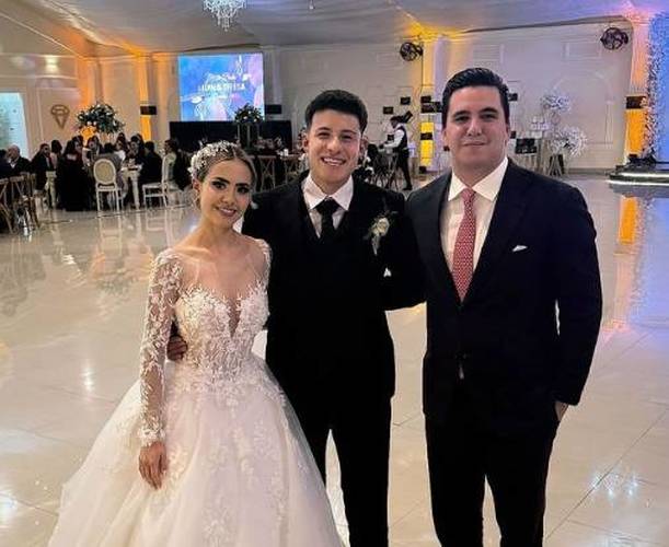 Illian Hernández en la fiesta de su boda con su esposa y un invitado (@illian_hernandez)