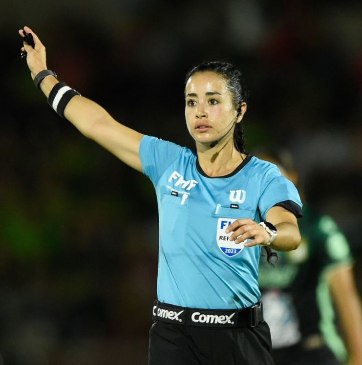 Katia García se convierte en la segunda mujer en arbitrar un partido de fútbol profesional varonil en México.