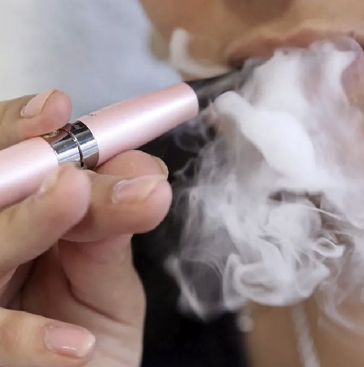 Los vapeadores dañan la salud, según la Cofepris. (Foto: EFE)