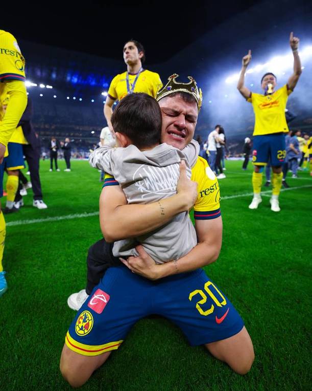 Sánchez abraza a su hijo en el festejo ór el título de América (Imago7)