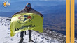 El aficionado se llevó su bandera para escalar.