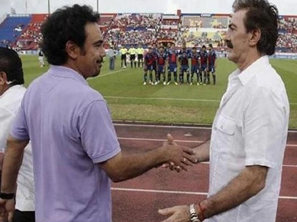 Hugo Sánchez y La Volpe se saludaron cuando se enfrentaron sus equipos.