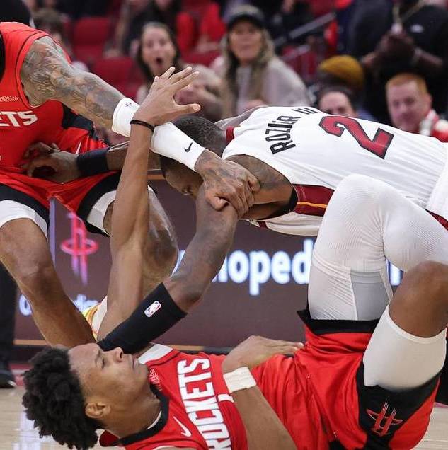 Thompson y Rozier se empujaron en la duela de los Rockets (AFP).