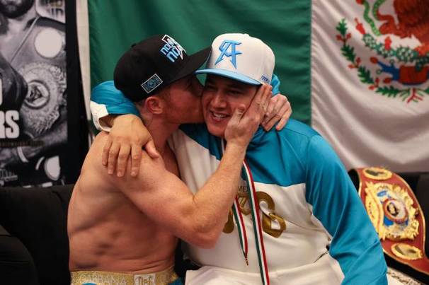 Canelo besa a su entrenador Eddy Reynoso (@Canelo)