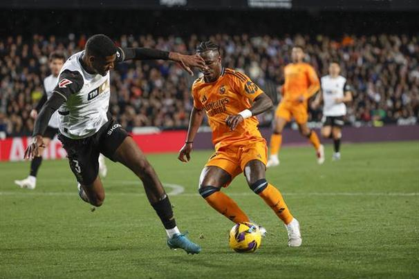 Vinícius Jr. intenta desbordar ante Valencia (EFE)