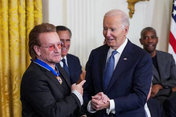 Bono y Joe Biden conversan en la ceremonia (Reuters)