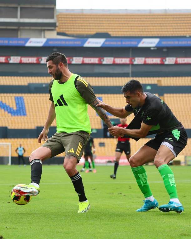 Gignac controla el balón en un juego de preparación (@TigresOficial)