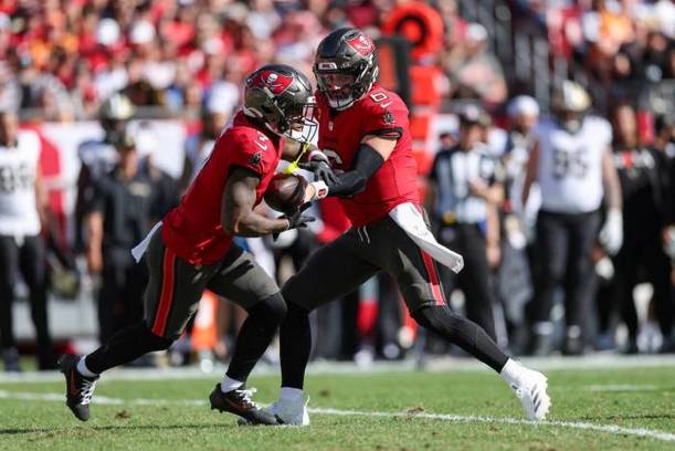 Mayfield cede el ovoide a Bucky Irving (Reuters)