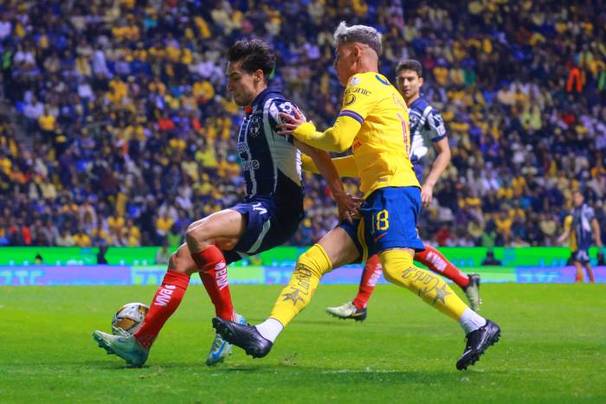 Aguirre pelea el balón en la Final contra América (Imago7)