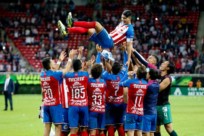 Pulido es alzado por sus compañeros durante su época en Chivas (Imago7)