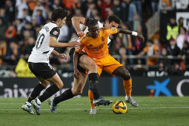 Vinícius controla el balón ante el Valencia (EFE)