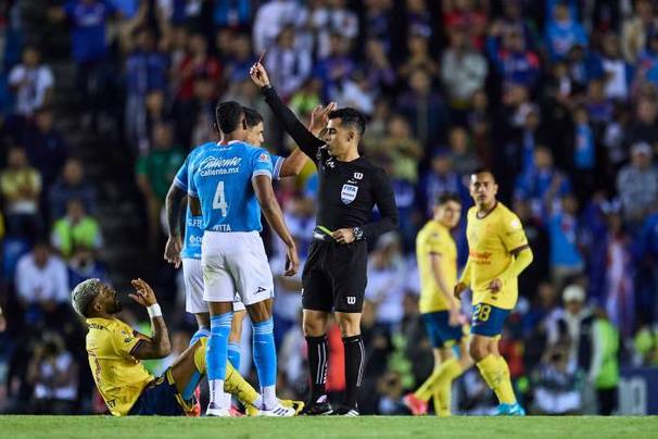 Adonai Escobedo sufre reclamos de jugadores de Cruz Azul (Mexsport)